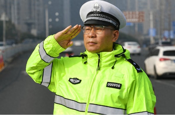 一“马”当先 路畅人安——记“全省担当作为优秀干部”马鬃飘